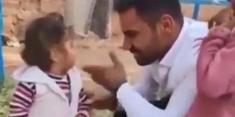 Küçük çocuğa tokat atıp, sigara içirdi