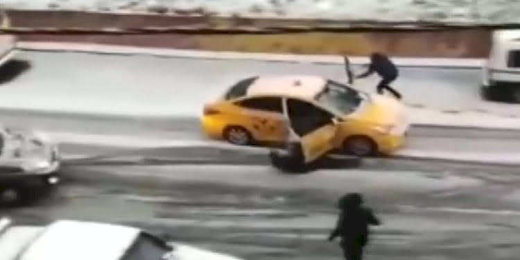 Kayan taksiyi tutarak durdurmaya çalıştı, yolcu ise aşağıya düştü