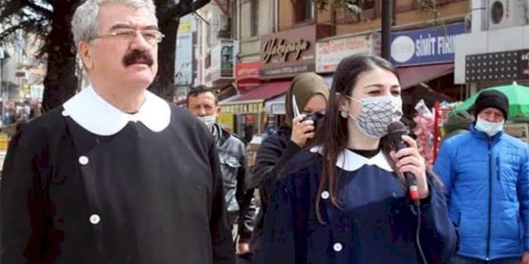 İYİ Partililer önlük giyip Andımız’ı okudu