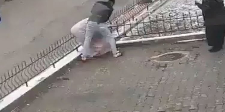 Somalili kadına sokak ortasında şiddet