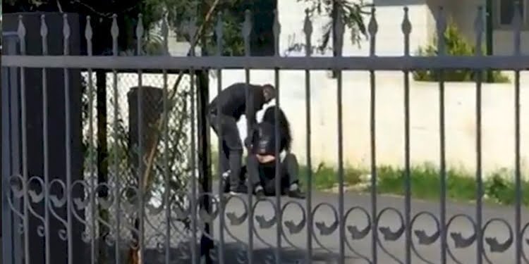 Antalya’da bir kadın ‘paramı ver’ diyerek bir erkeği darp etti