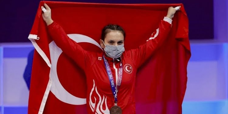 Milli halterci Şaziye Erdoğan’dan bronz madalya