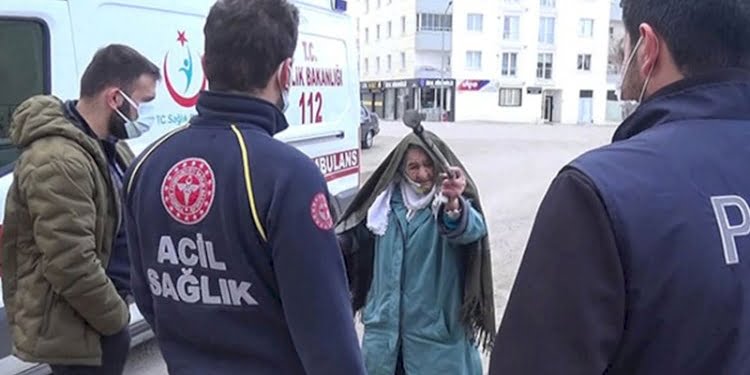 Testi pozitif çıktı, ambulansa binmemek için 1,5 saat direndi