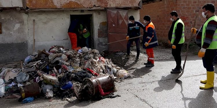 Evden 4 kamyon çöp çıktı, fareleri gören ekipler korkup kaçtı