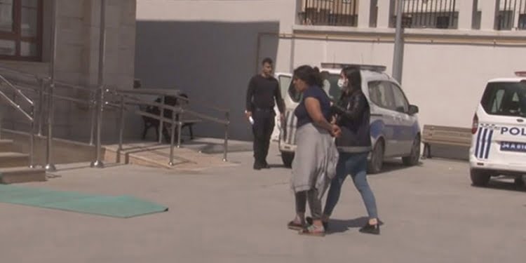 Polisi kendilerine yaklaştırmamak için sokağa işediler