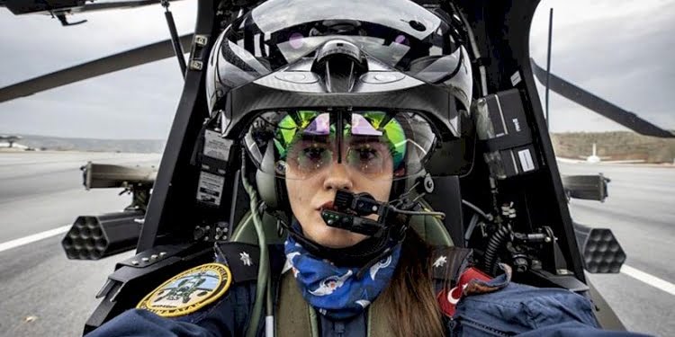 Türkiye’nin ilk kadın taarruz helikopter pilotu: Özge Karabulut