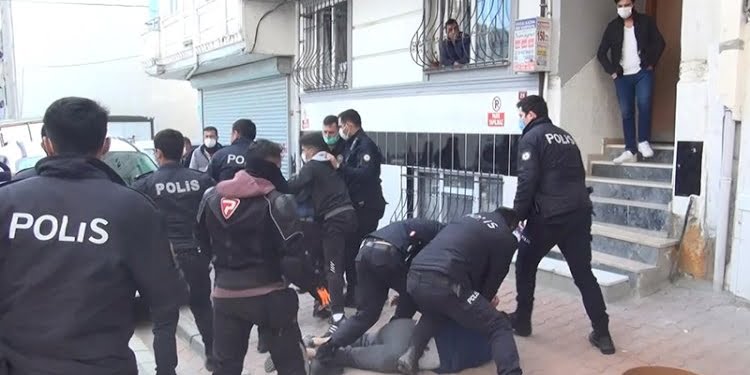 Sokak ortasında meydan muharebesi: Balta ve sopalarla birbirlerine girdiler