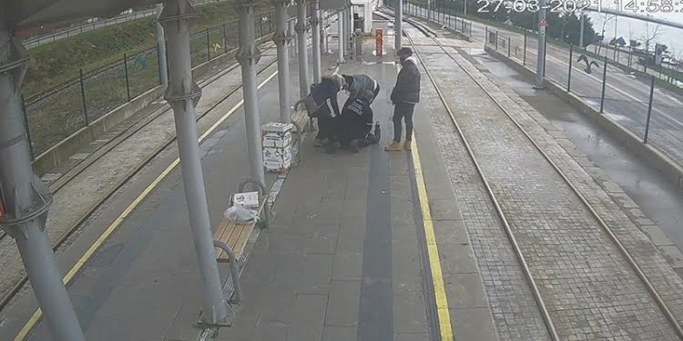 Güvenlik görevlisi, duraktaki yolcuya kalp masajı yaptı