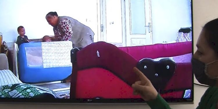 Çocuk döven bakıcı kameraya yakalandı