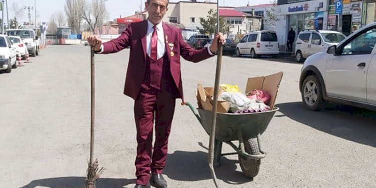 Yaptığı işe saygı duyan, örnek çalışan: Cadde ve sokakları 21 yıldır takım elbiseyle temizliyor