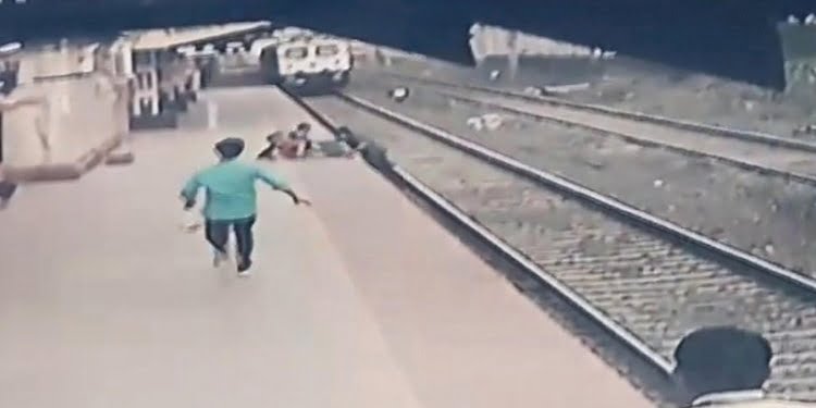 İstasyon çalışanı raylara düşen çocuğu böyle kurtardı