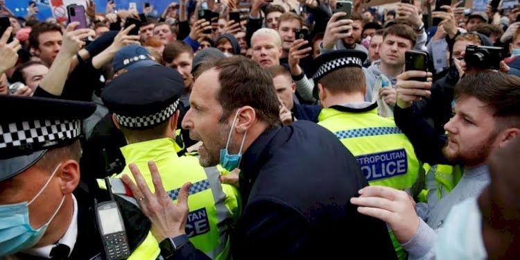 Chelsea taraftarları takım otobüsünü stada sokmadı