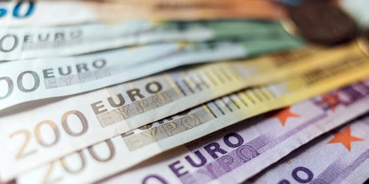 Euro 10 lirayı aştı