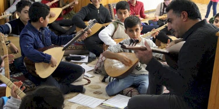Köy köy dolaşıp, bağlama öğreten Erdal Erzincan’ın kitabı 23 Nisan’da çocuklarla buluşuyor