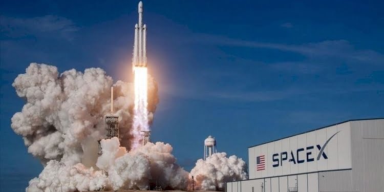 NASA SpaceX ile 4 astronotu uzaya fırlattı