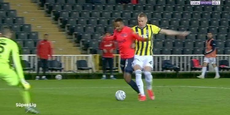 Szalai’nin Thelin’e müdahalesi penaltı mı? Yorumcular ne dedi?