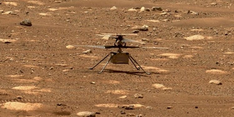 NASA’nın Mars’a indirdiği mini helikopterden ilk fotoğraf