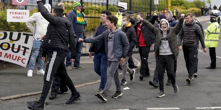 Manchester United-Liverpool maçı taraftar protestoları nedeniyle ertelendi