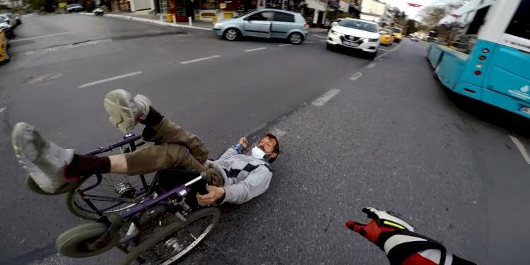 İnsanlık ölmüş! Trafiğin ortasına düşen engelliyi seyretmekle kaldılar