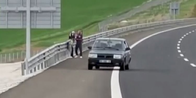Otoyolda, çocuğunun önünde kadına şiddet