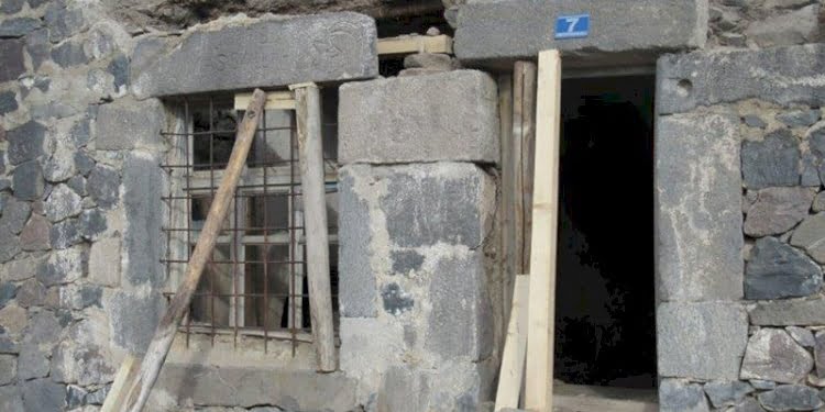 3 bin 300 yıllık yazıtı kapı eşiği yapmışlar: Kayıp parça aranıyor