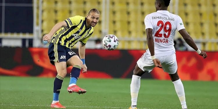 Fenerbahçe şampiyonluk yarışında fırsat tepti