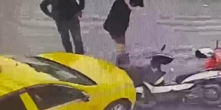 Kaza geçiren motokuryenin telefonunu çaldı