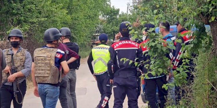 İzmit’te dehşet! Babasını öldürdü, annesini, 2 kuzenini ve 3 jandarmayı yaraladı