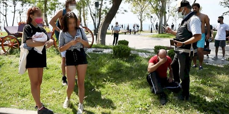 Genç kızların dikkati plajdaki sapığı yakalattı