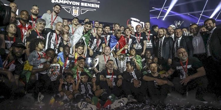 Beşiktaş şampiyonluk kupasını aldı