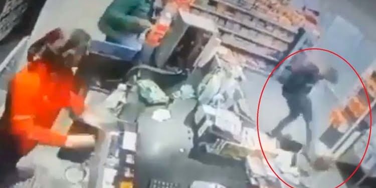 Markette kadını tekme tokat dövüp, boğazına bıçak dayadı: Kimse müdahale etmedi