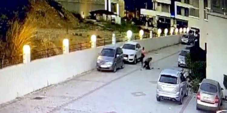 2 kadının öğretmeni darbettiği anlar kamerada