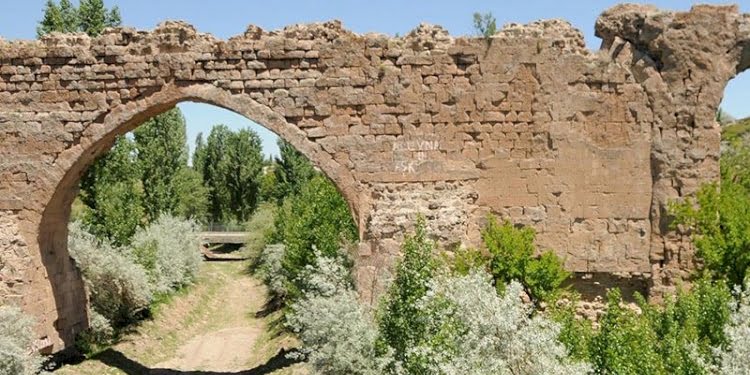 Tarihi Roma köprüsü yok olma tehlikesi ile karşı karşıya