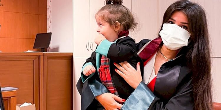 ‘Minik avukat’ giydiği cübbesiyle duruşmada avukat annesine eşlik etti