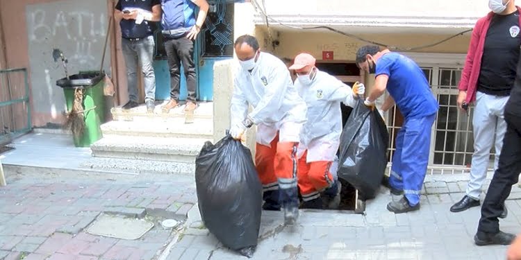 Koku gelince harekete geçildi: Evden 3 kamyon çöp çıktı
