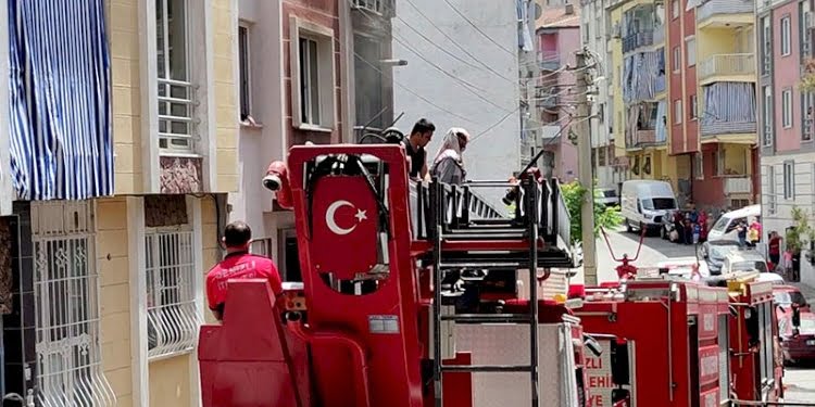 Kızının evini yakarak, apartmanı kilitleyip kaçtı