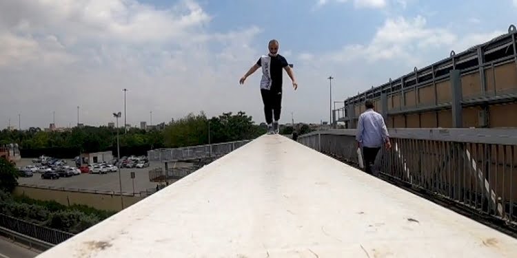 Tıklanma uğruna hayatını tehlikeye attı, metrobüsün üzerinde 5 durak gitti