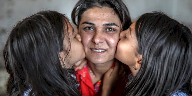 Melek İpek çocuklarıyla hayata tutunmaya çalışıyor