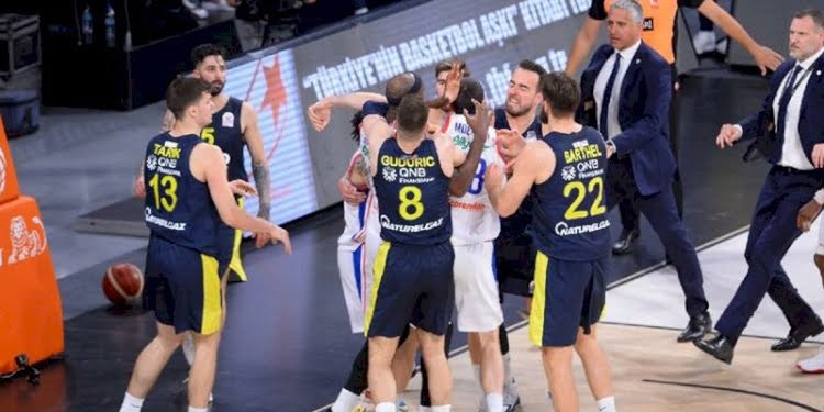 Basketbol finalinde gerginlik… Efes ve Fenerbahçeli oyuncular birbirine girdi