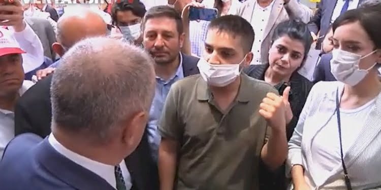 Ümit Özdağ’ı gören vatandaş Suriyelilerden dert yandı