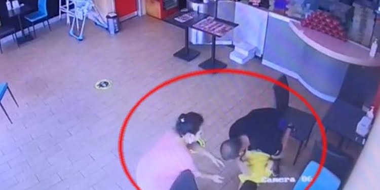 Pizza yerken nefessiz kalan çocuğu ‘Heimlich’ manevrasıyla kurtardı
