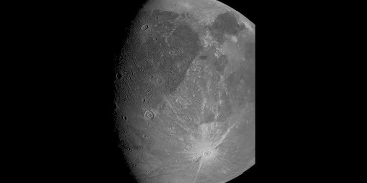 NASA’nın Jüpiter keşif aracı Juno, gezegenin uydusu Ganymede’i fotoğrafladı