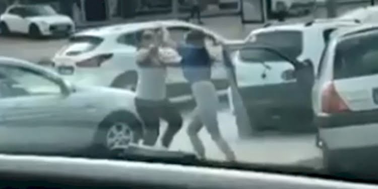 Kadın sürücüler saç saça baş başa girdi, trafik kilitlendi