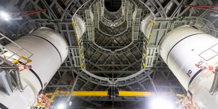 NASA dev roketleri birleştiriyor: Ay’a ilk kadını taşıyacak