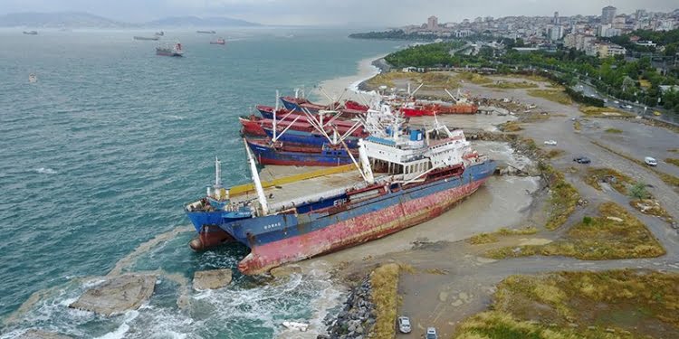 İstanbul’da sürüklenen gemi kıyıdaki gemiye yaslandı
