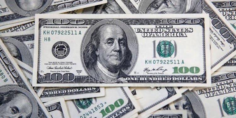 Dolar rekor seviyeye yaklaştı