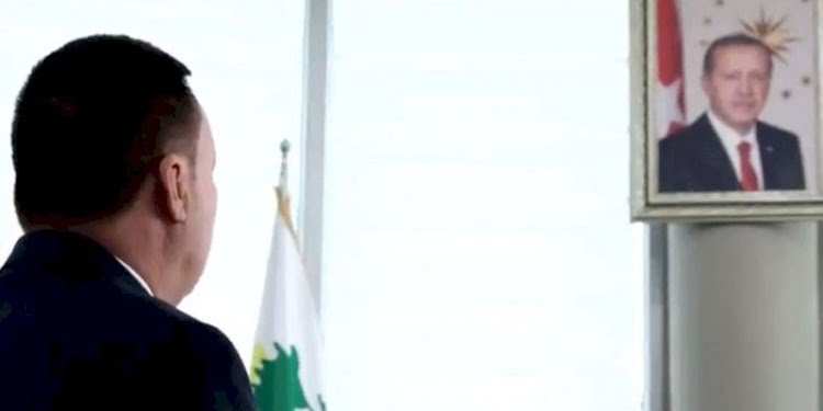 AKP’li başkandan Erdoğan portresi önünde saygı duruşu