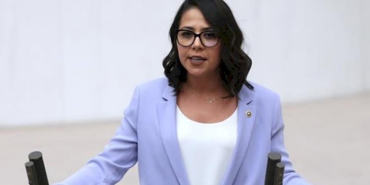 Sera Kadıgil CHP’den istifa etti