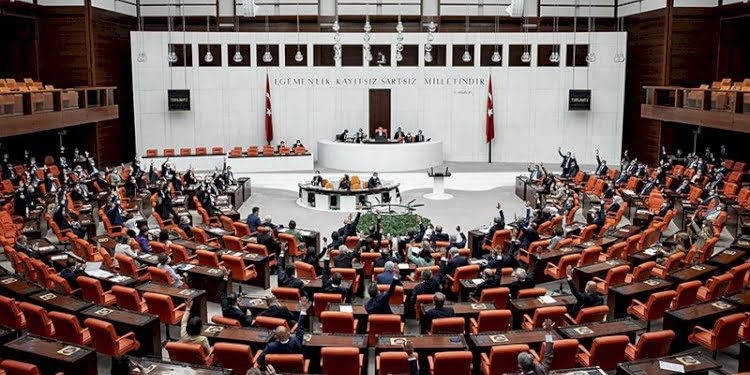 Siyasette ‘Katar’ polemiği… Üst üste mesajlar