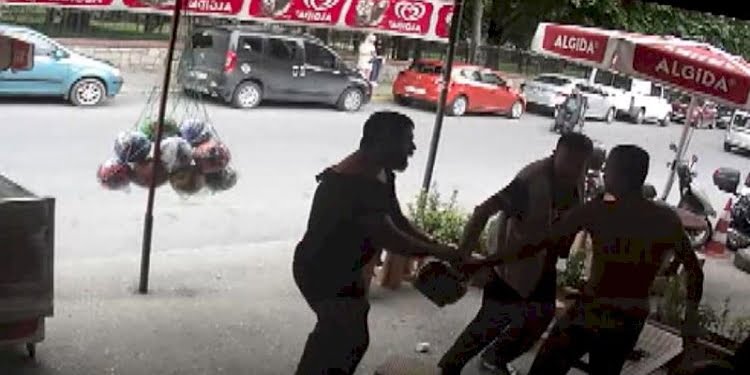 Büfede oturan engellileri feci şekilde darp ettiler